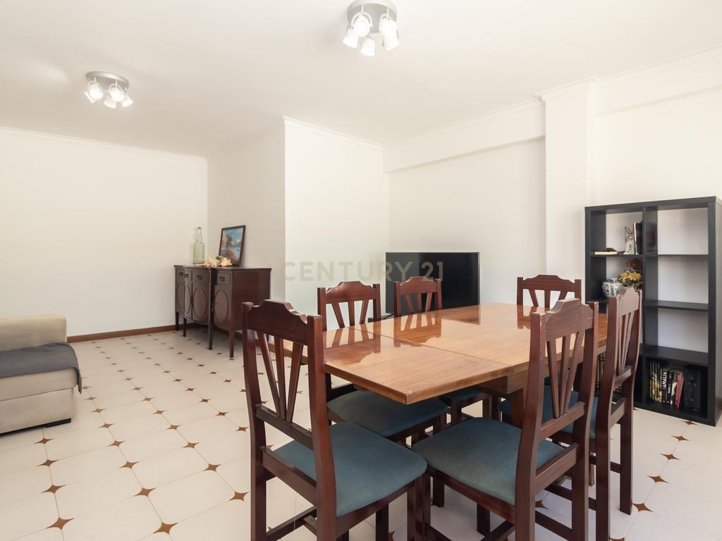 Apartamento T2 de 98m2 com Excelentes Áreas e 2 WC no Centro da Costa da Caparica - Image 13