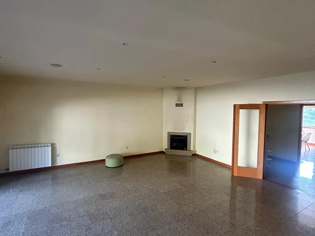 Luxuosa Moradia T3 em Folgosa, Maia - 310m² com Vista Montanha - Image 10