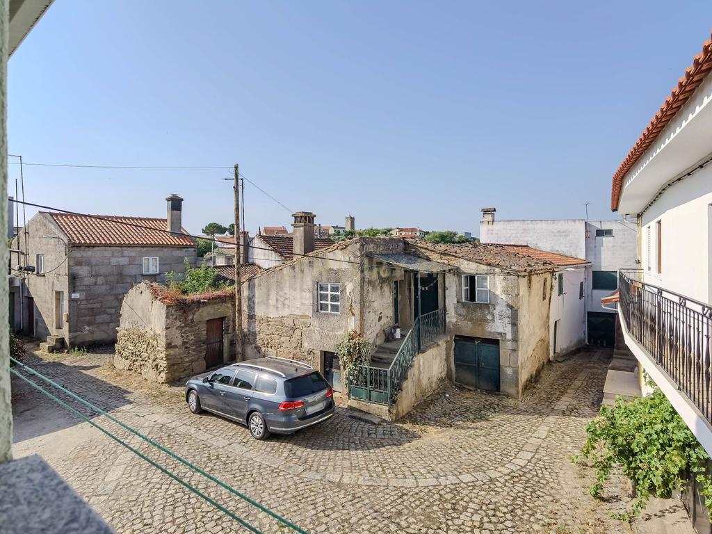 Moradia T2 com 70 m² localizada em Foz Côa, no Largo do Rossio, em pleno Alto Douro Vinhateiro. - Image 17