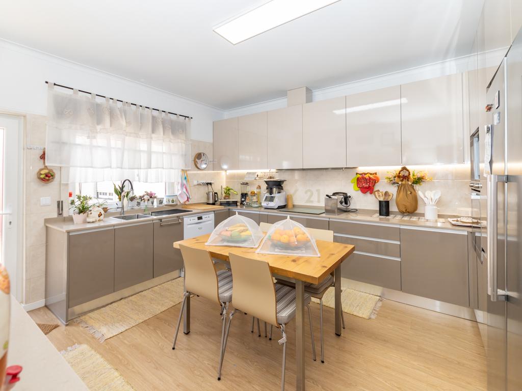 Moradia T5 no centro da Quinta do Conde – Espaço, Conforto e Localização Perfeita - Image 22