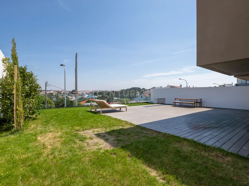 Moradia T5+1 Luxuosa no Estoril - Image 12