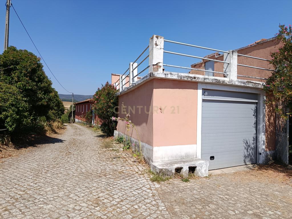 Espetacular Moradia com Terreno e Anexos em Rebordãos e Vista Panorâmica em Bragança - Image 2