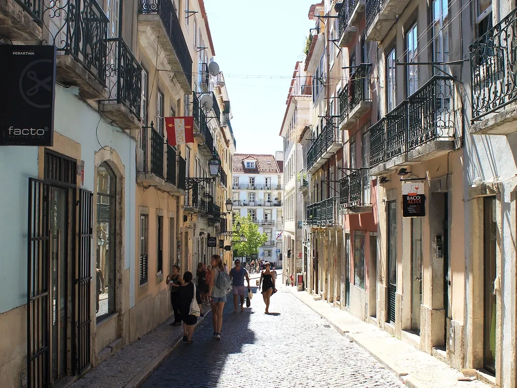 Largo Camões | T2+1 com Charme para Remodelação na Rua do Norte - Image 18