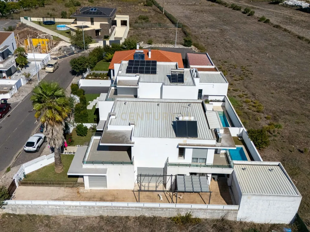 Moradia Isolada de Arquitetura Moderna com Piscina, Jardim e Garagem (Morelena /Pêro Pinheiro) - Image 61