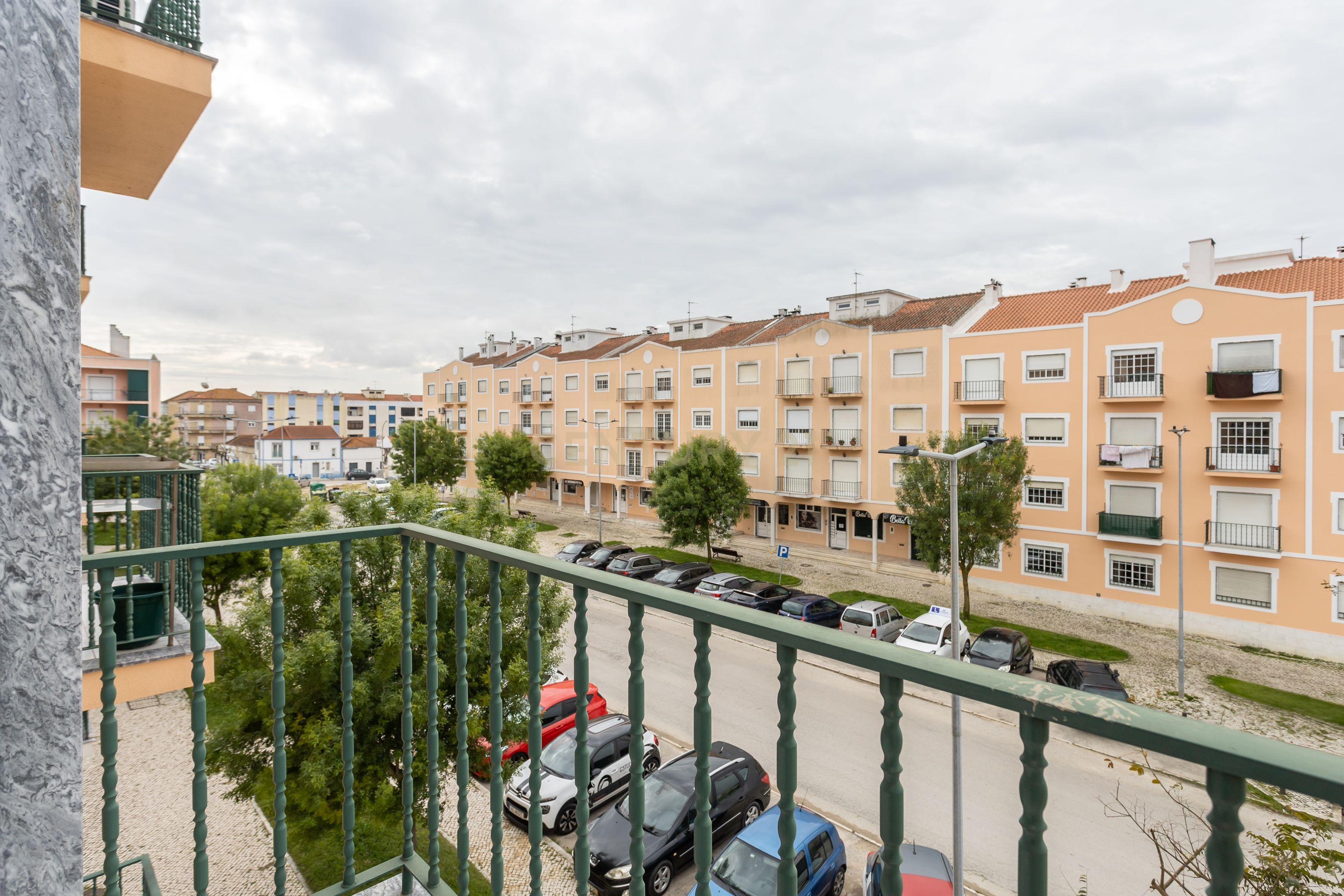 Apartamento T3 com Garagem e Boa Exposição Solar - Pinhal Novo - Image 14