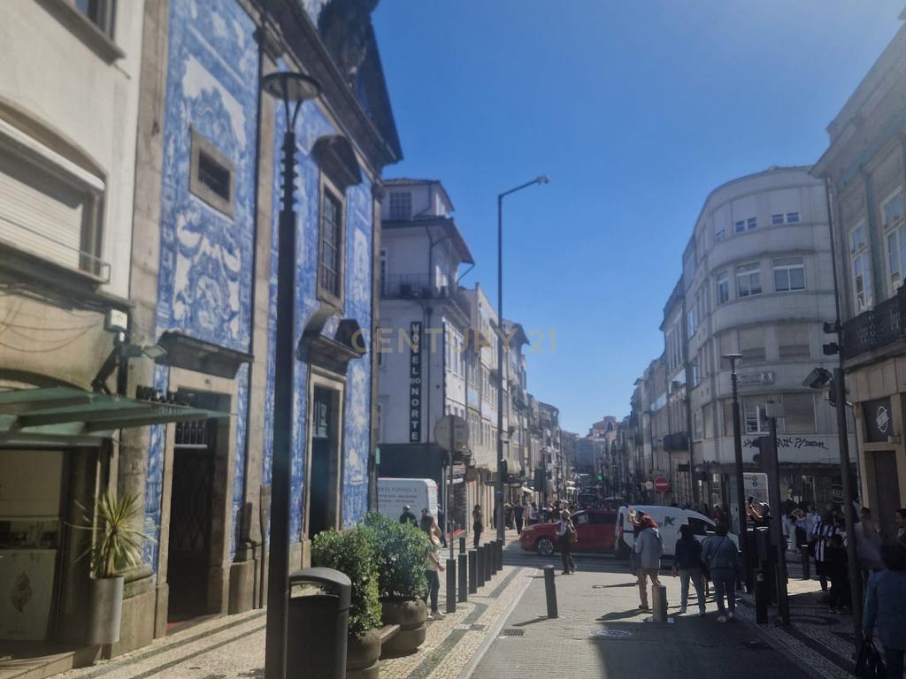 Apartamento 154m2 para remodelação total na Rua Santa Catarina - Porto - Image 16