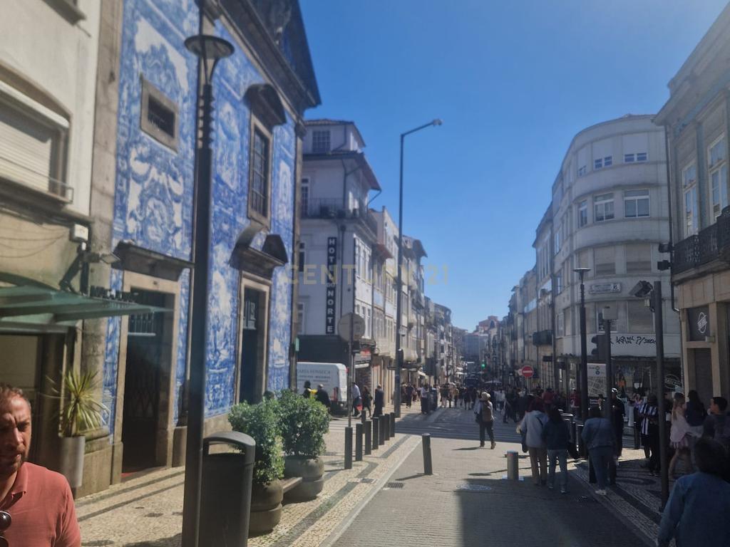 Apartamento 154m2 para remodelação total na Rua Santa Catarina - Porto - Image 23