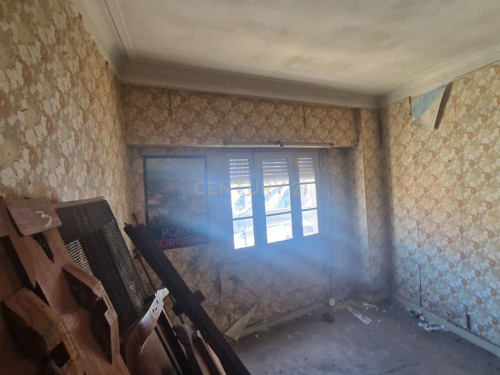 Apartamento 154m2 para remodelação total na Rua Santa Catarina - Porto - Image 5