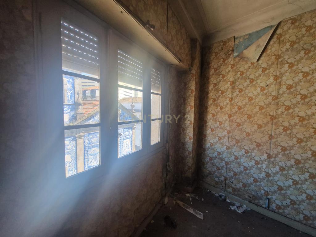 Apartamento 154m2 para remodelação total na Rua Santa Catarina - Porto - Image 15
