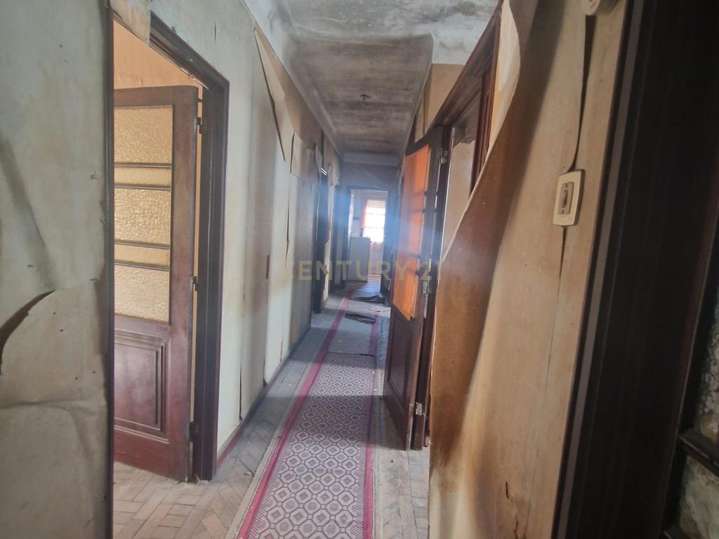 Apartamento 154m2 para remodelação total na Rua Santa Catarina - Porto - Image 14