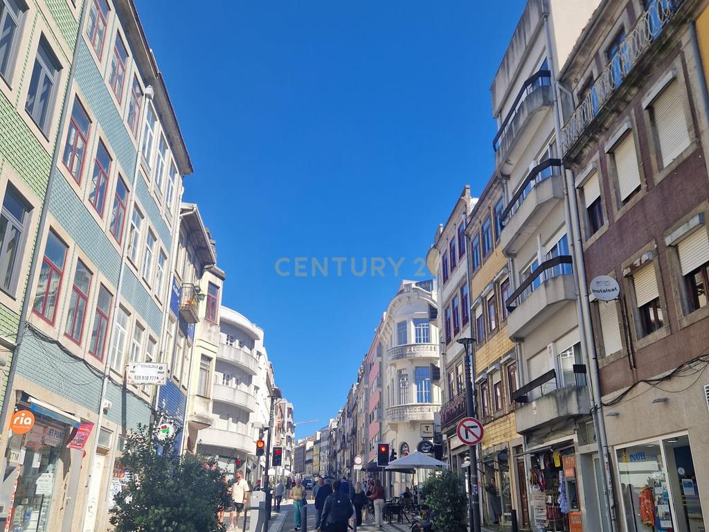 Apartamento 154m2 para remodelação total na Rua Santa Catarina - Porto - Image 29