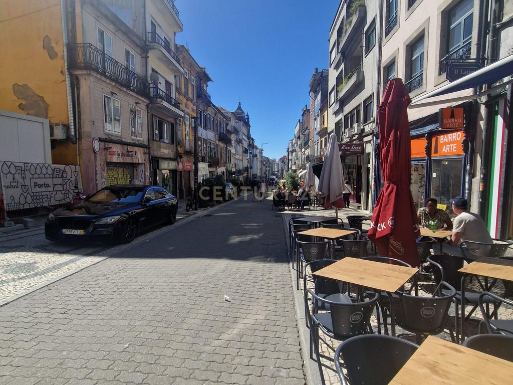 Apartamento 154m2 para remodelação total na Rua Santa Catarina - Porto - Image 17