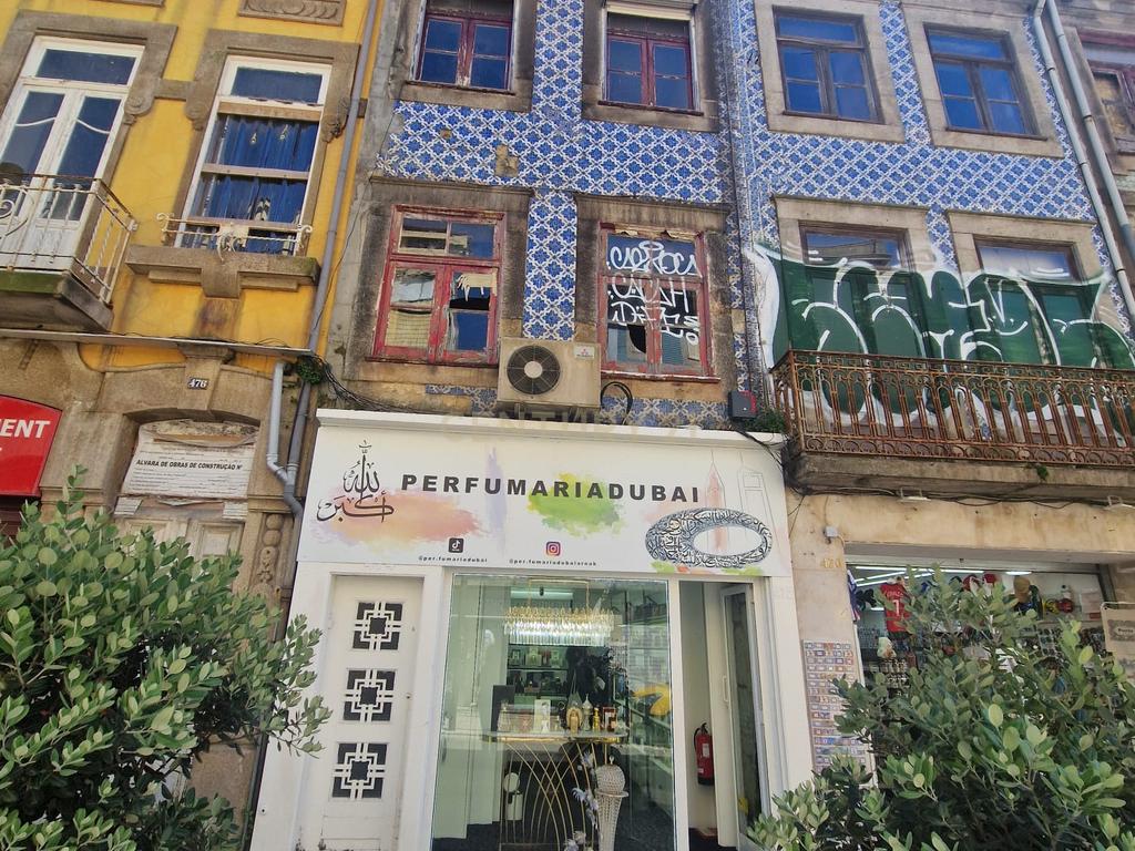 Apartamento 154m2 para remodelação total na Rua Santa Catarina - Porto - Image 22