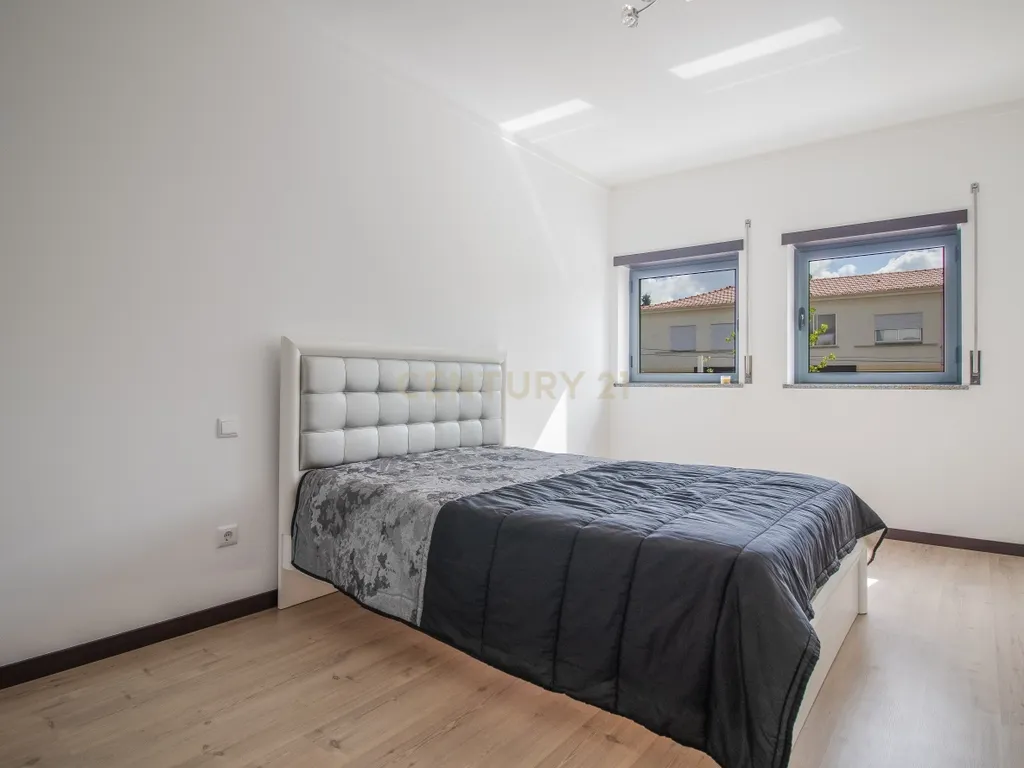 Apartamento T3 c/ 2 Varandas, Garagem Dupla e Terraço com Sala de Eventos - Image 16