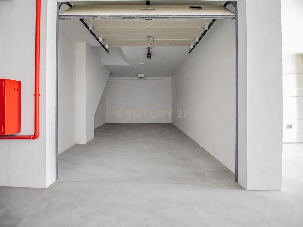 Loja passível de ser transformado em Apartamento T2 ou T3 com terraço privativo de Garagem - Image 26