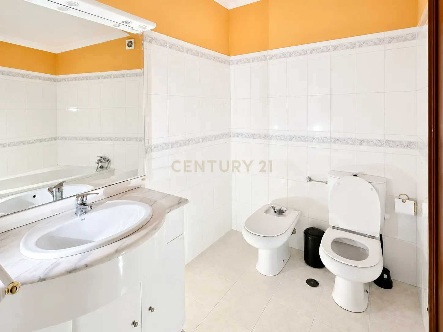 Fotografia 12 de Apartamento T4 com Terraço e Garagem, Massamá