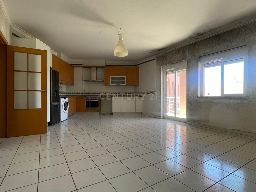 Apartamento T3, com Varanda, Arrecadação e 3 Lugares de estacionamento, no Pinhal Novo - Image 7