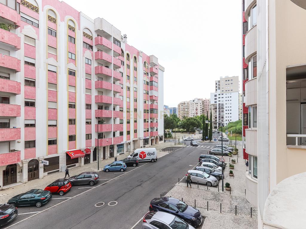 T4 com Excelente Localização para Arrendamento nas Laranjeiras - Image 38