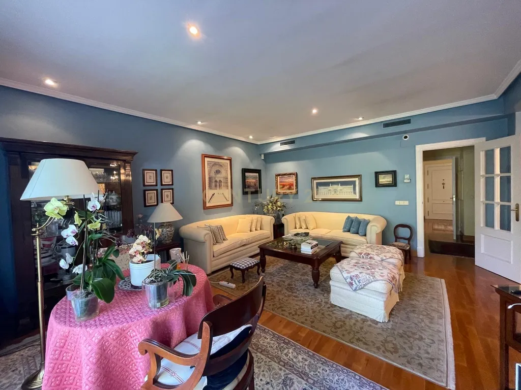 Luxuosa Moradia Renovada em Madrid com Vista para a Cidade - Image 67