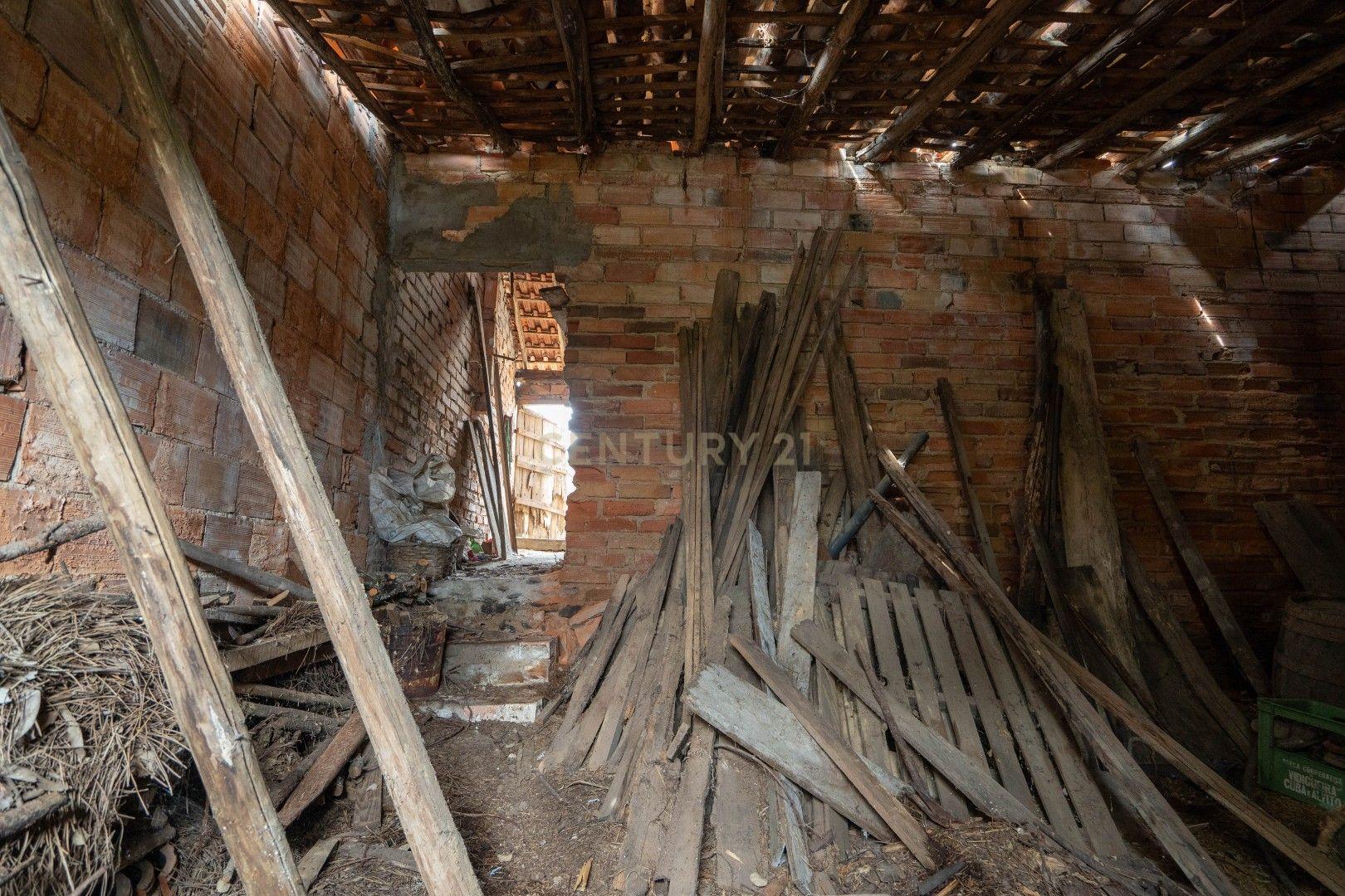 Fotografia 10 de Oportunidade em Lousã: Casa para Recuperar com 3 Quartos