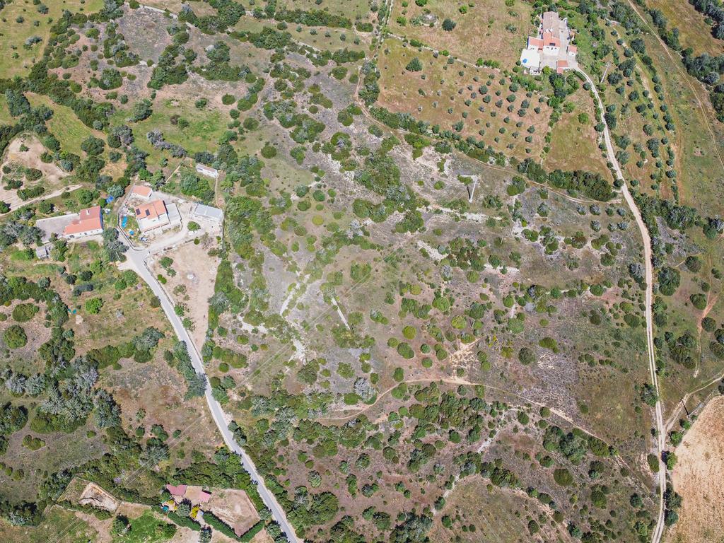 Terreno rústico com 15.830 m² localizado na prestigiada zona da Torre, em Armação de Pêra. - Image 5