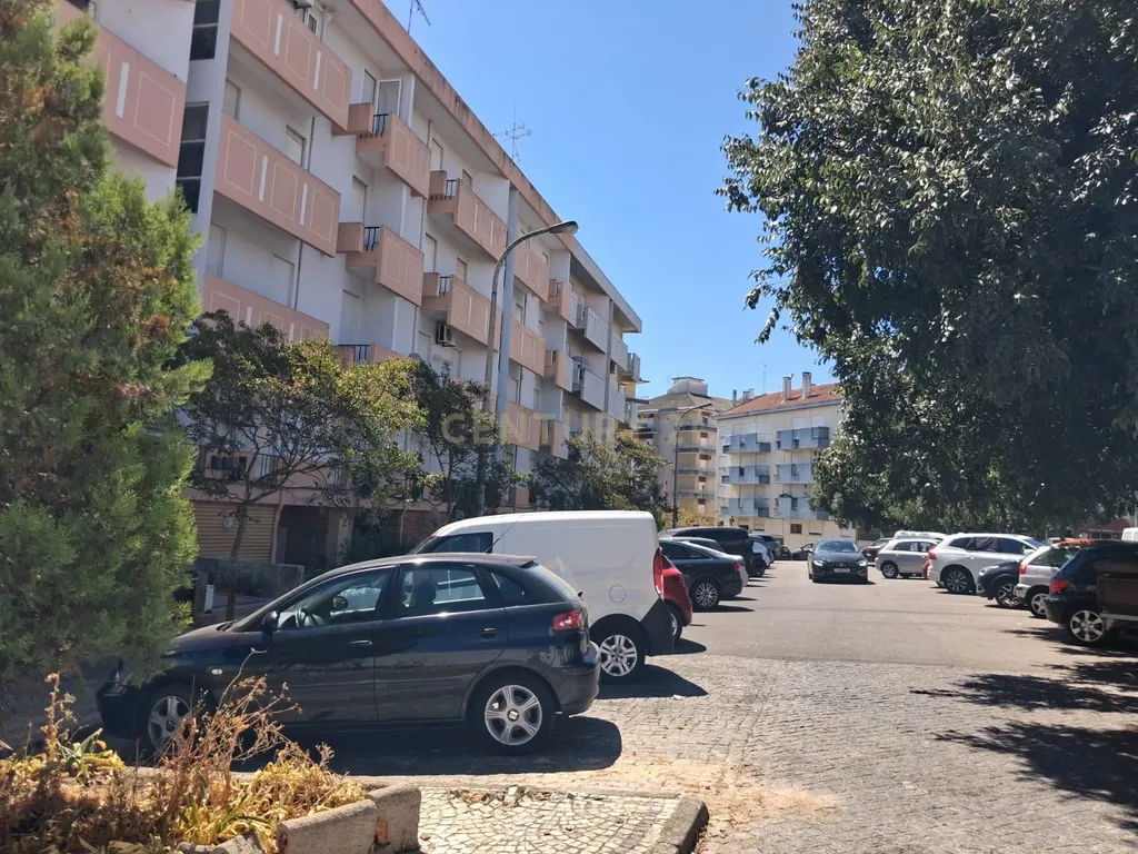 Apartamento para “ARRENDAMENTO”, de tipologia T3, com 1 WC, varanda comprida, despensa e arrecadação no sótão, localizado no centro de Castelo Branco. - Image 19