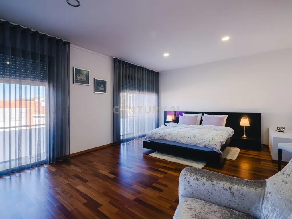 Moradia T4 com 255 m², Suíte Generosa, Jardim e Garagem para 3+ Viaturas | Astromil, Paredes - Image 22