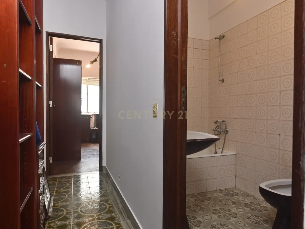 Apartamento T1 para venda na zona de Alcântara a necessitar de obras - Image 6