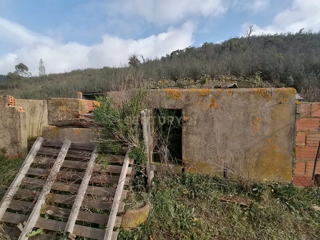 Moradia antiga com vários anexos para recuperação em Ribeira de Odelouca, São Barnabé. - Image 8