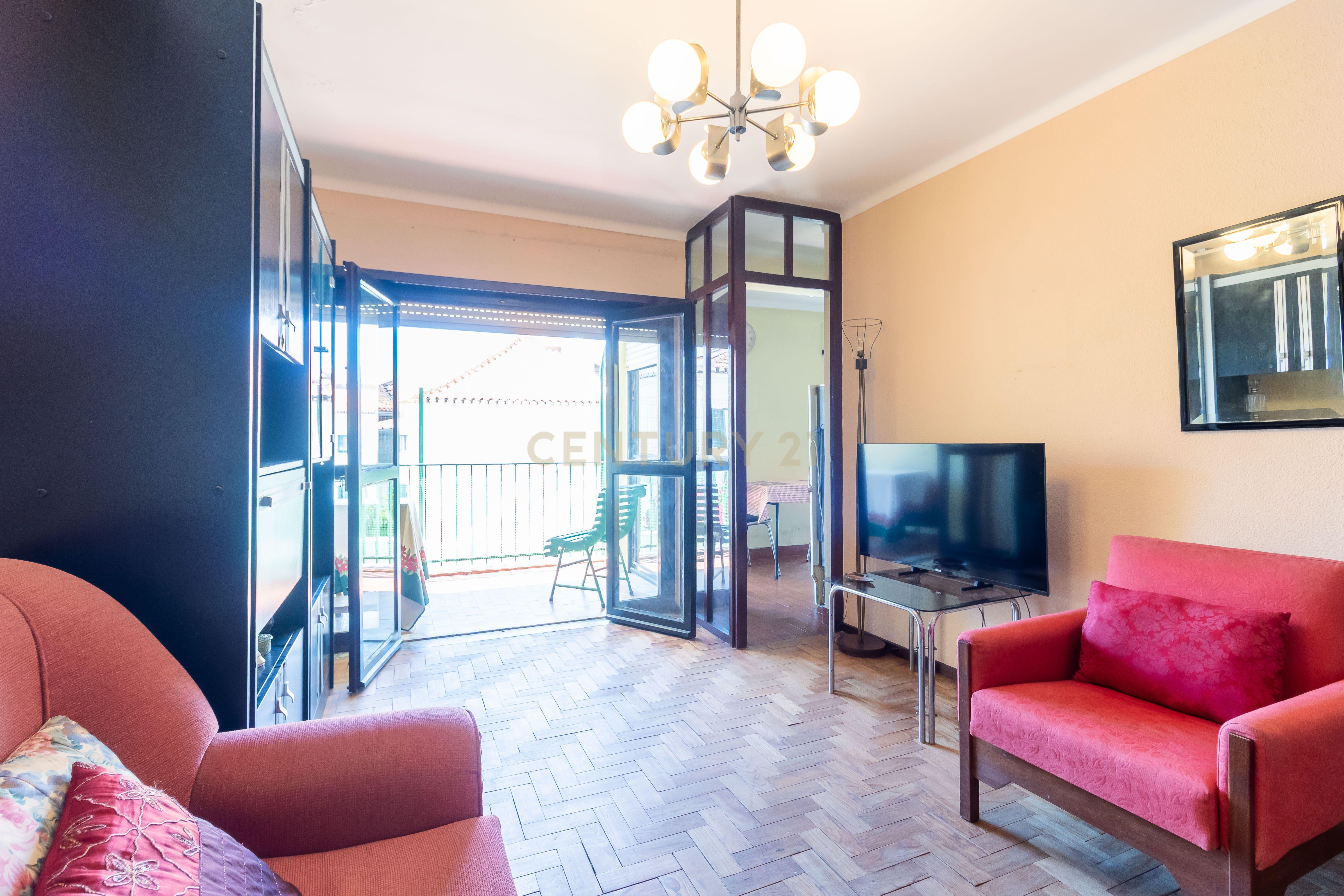 Fotografia 2 de T1 em Caselas com varanda e vista desafogada – Excelente oportunidade para remodelar a gosto