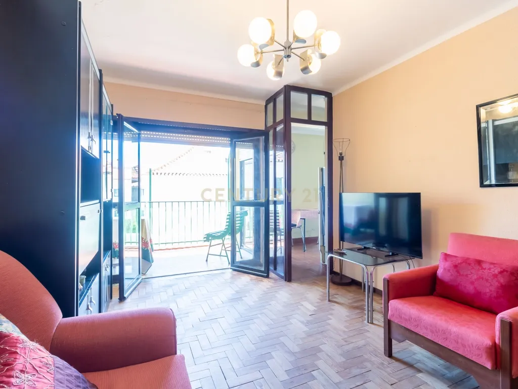 T1 em Caselas com varanda e vista desafogada – Excelente oportunidade para remodelar a gosto - Image 2