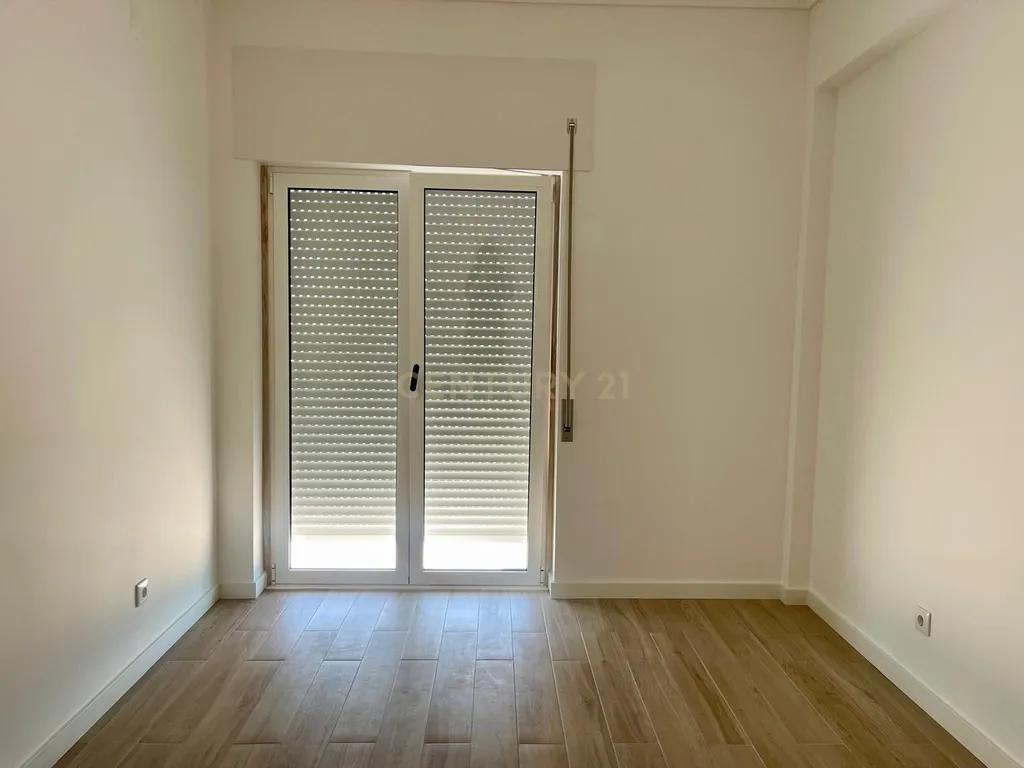 Apartamento Renovado com Vista Rio em Lisboa - Image 19