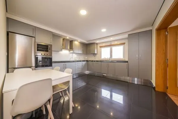Apartamento T3 construído em 2019, com Varanda e Parqueamento, em Setúbal - Image 4