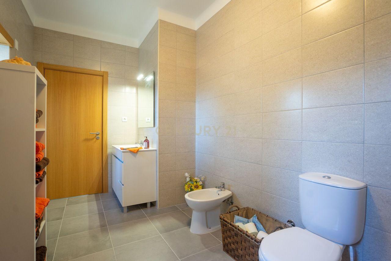 Moradia T4 de qualidade em estado novo com varanda coberta, piscina, terraço, jardim,canil,garagem dupla e vistas boas numa localização sossegada - Image 37