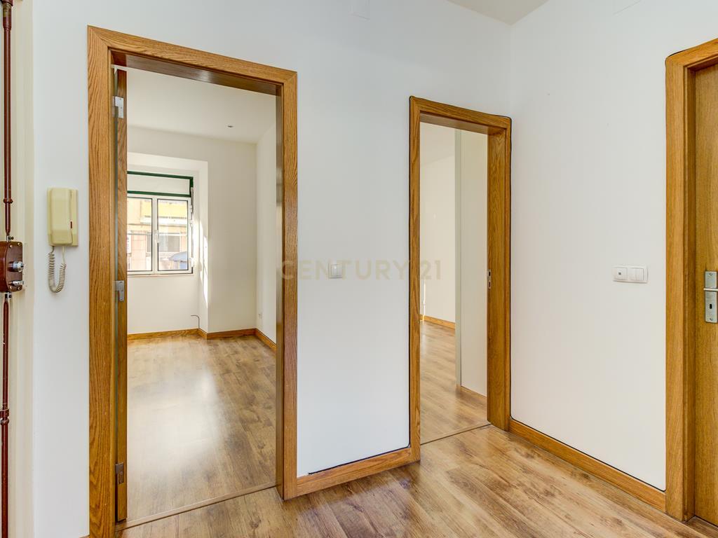  Apartamento T2 à venda na Rua Barão de Sabrosa – Penha de França, Lisboa - Image 12