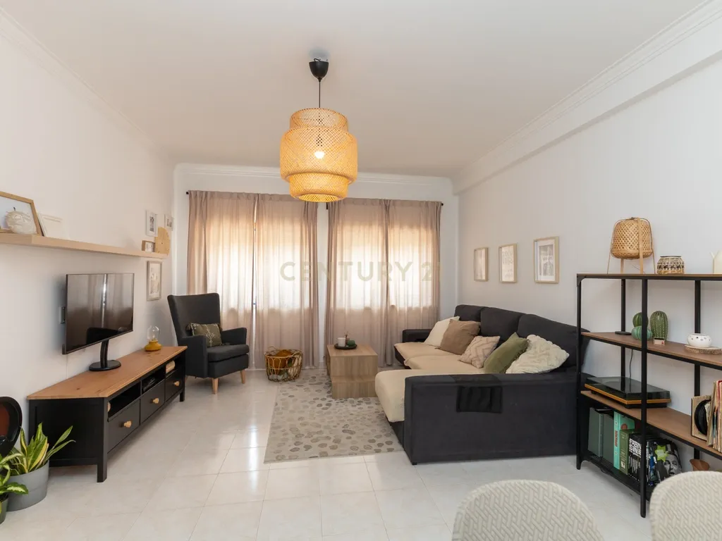 T2 Vila Nova de Caparica (Casalinho da Rosa) com 2 wcs e arrecadação - Image 3