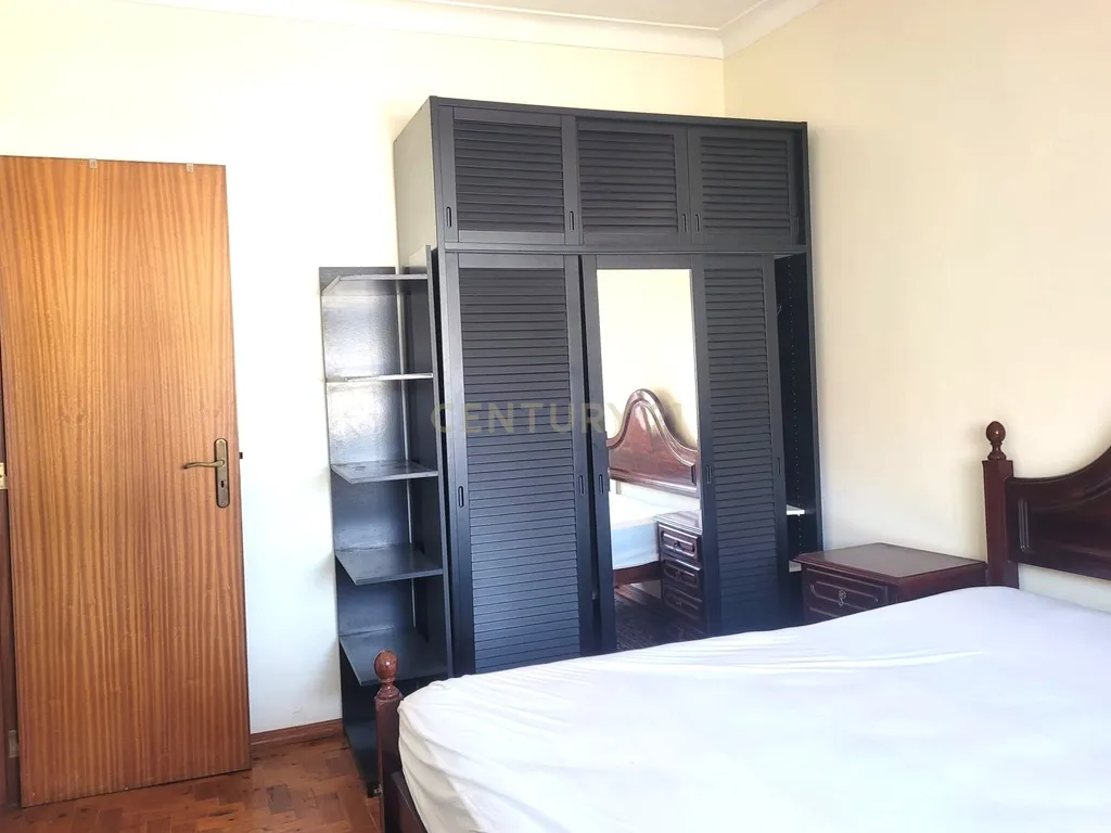 T2 com Varanda e Boas Áreas no Centro de Corroios - Image 7