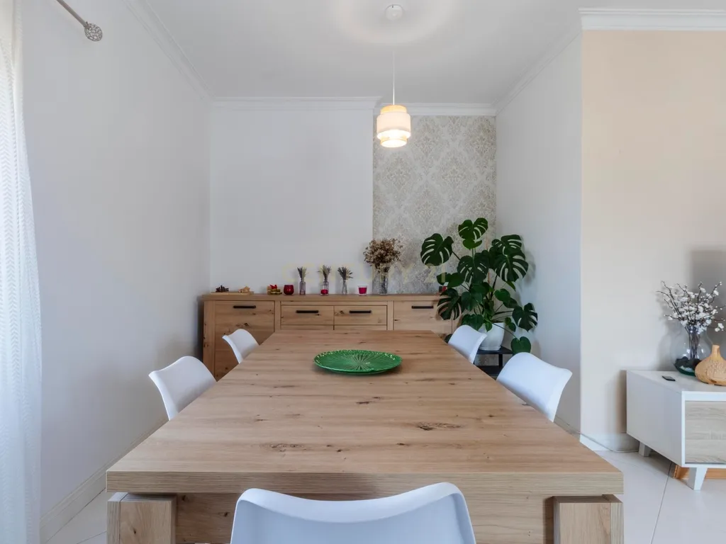 Espaçoso T3 na Sobreda com 2 Casas de Banho e Varandas - Image 7