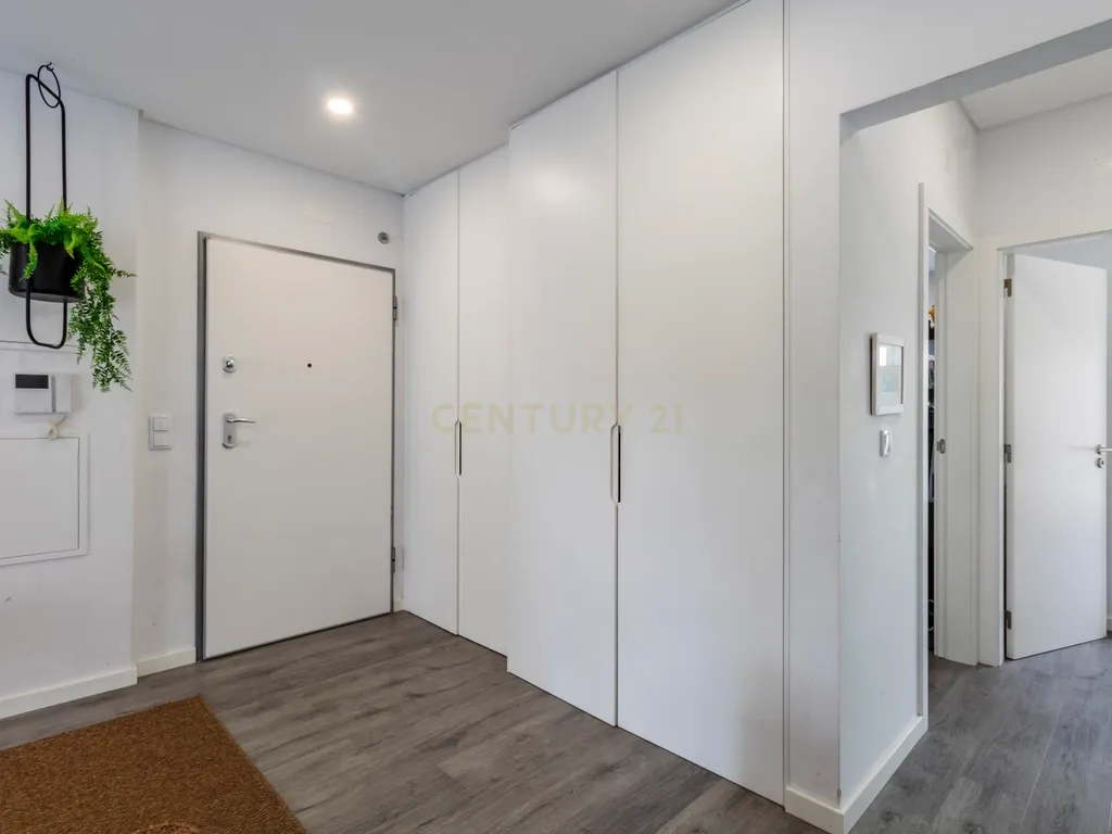 T2 Semi-Novo (2023) | Terraço/Varanda em U de 60 m² | Parqueamento + Arrecadação | Elevador | Quinta da Várzea, Sobreda (Almada) - Image 21