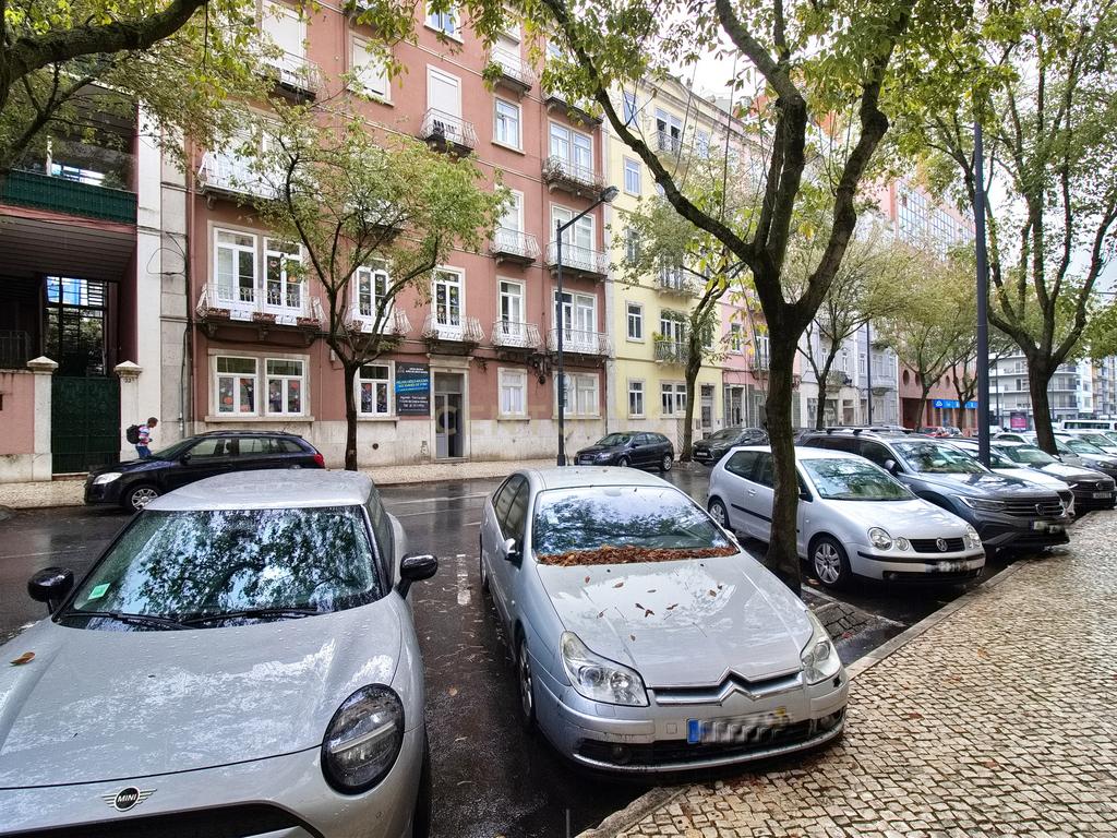 Apartamento Renovado e Mobilado na Av. João Crisóstomo, Lisboa - Image 20