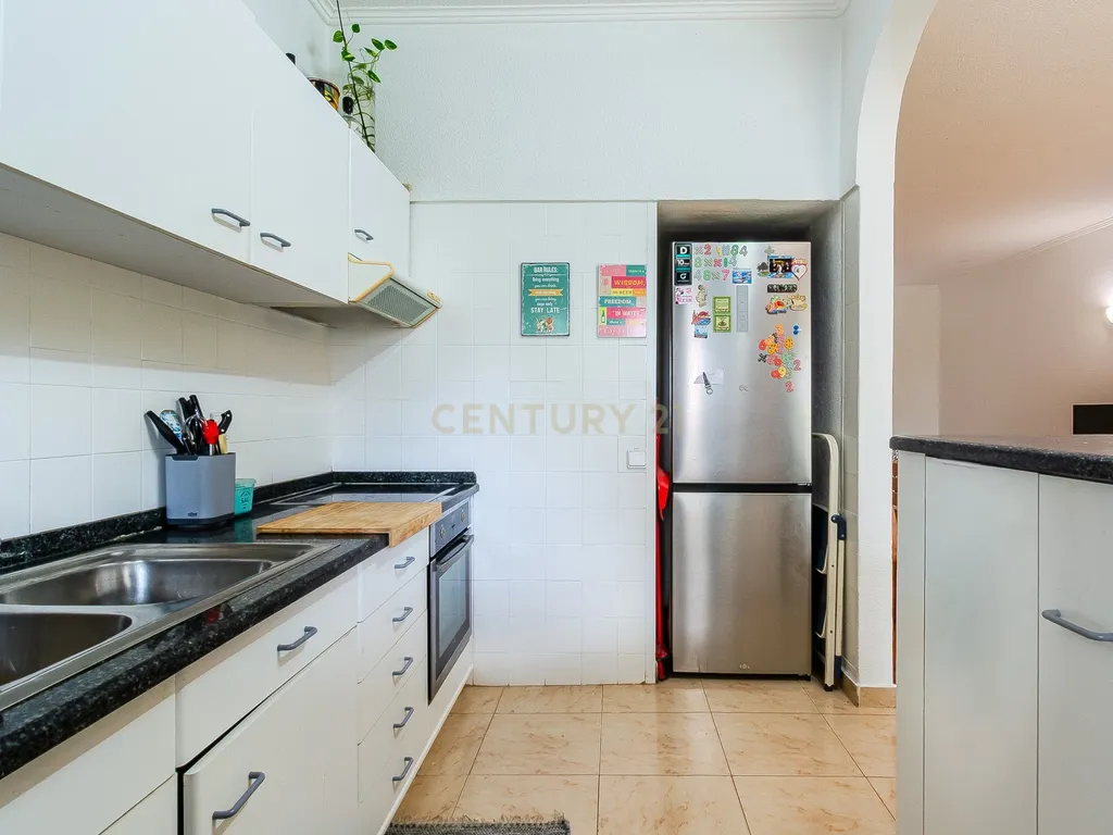 Apartamento T1+2 com Terraço Amplo em Albufeira - Image 10