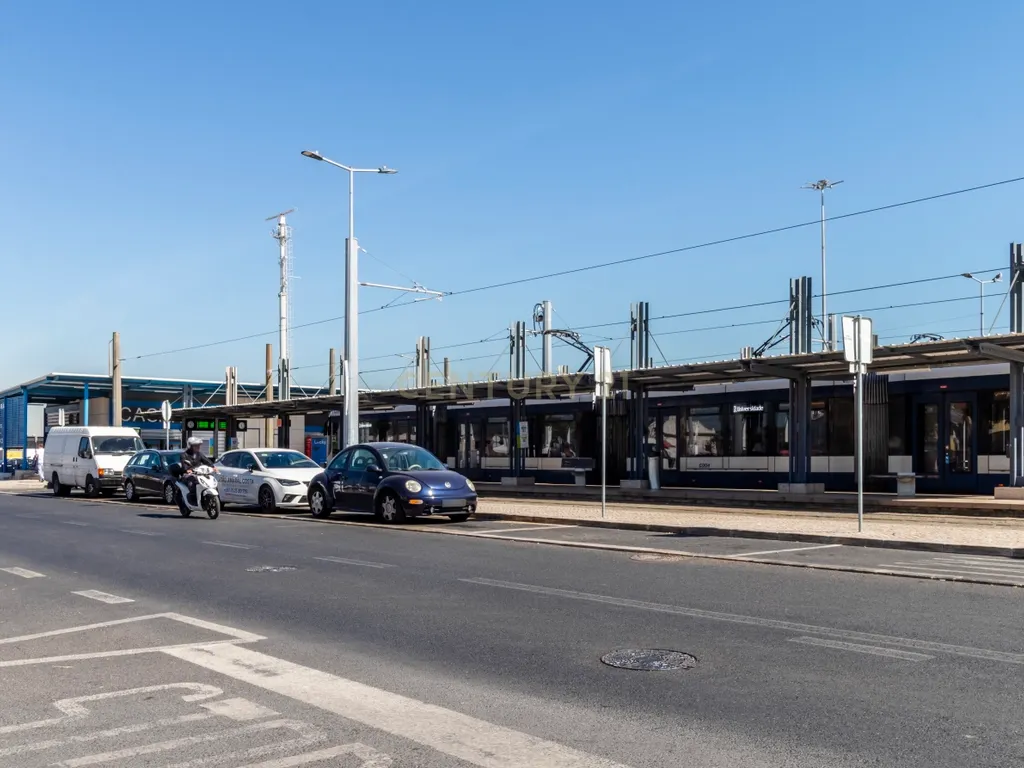 T2 com Potencial no Coração de Cacilhas Prático, Central e com o Charme da Tradição - Image 27