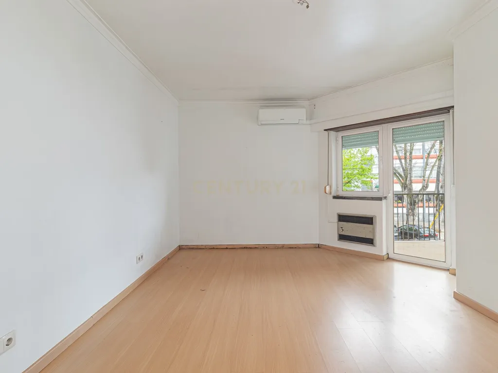 Moradia T5 com 220m2 no centro de Linda-a-Velha - Image 4