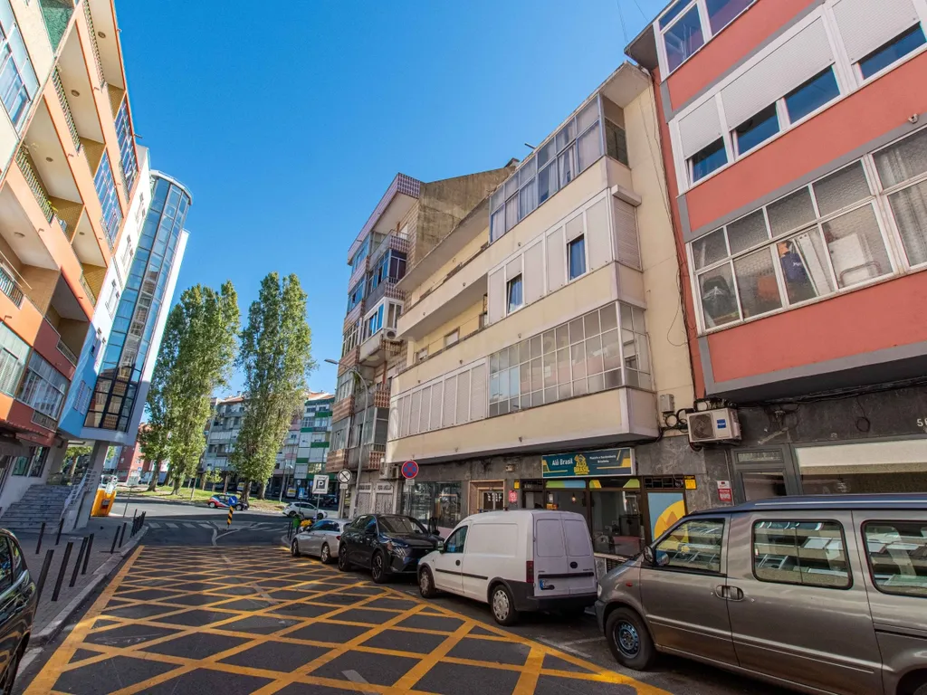 Apartamento T1 Renovado no Centro da Amadora - Image 3