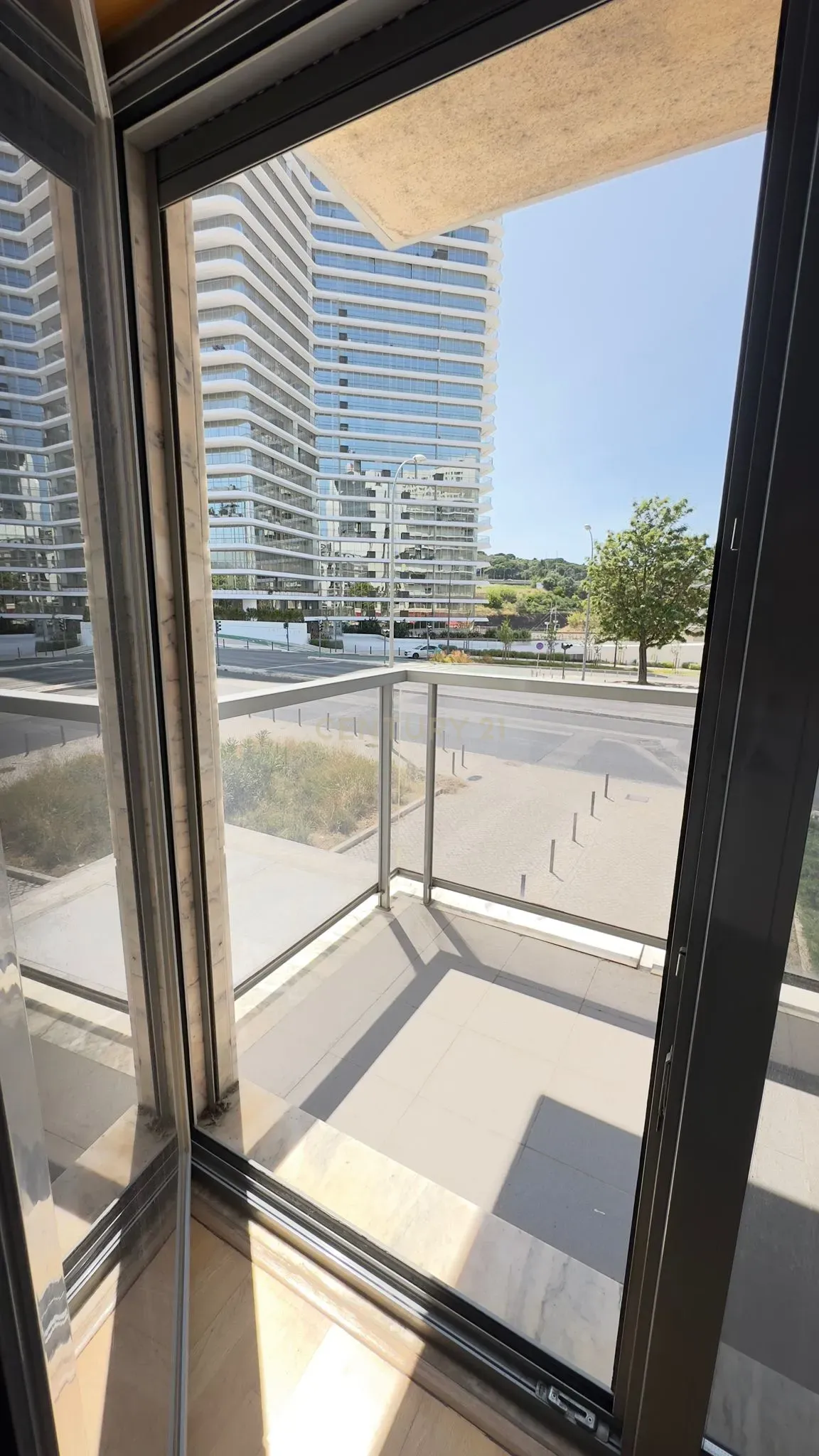 T2 com Terraço e Vista na Lisboa Central - Image 8
