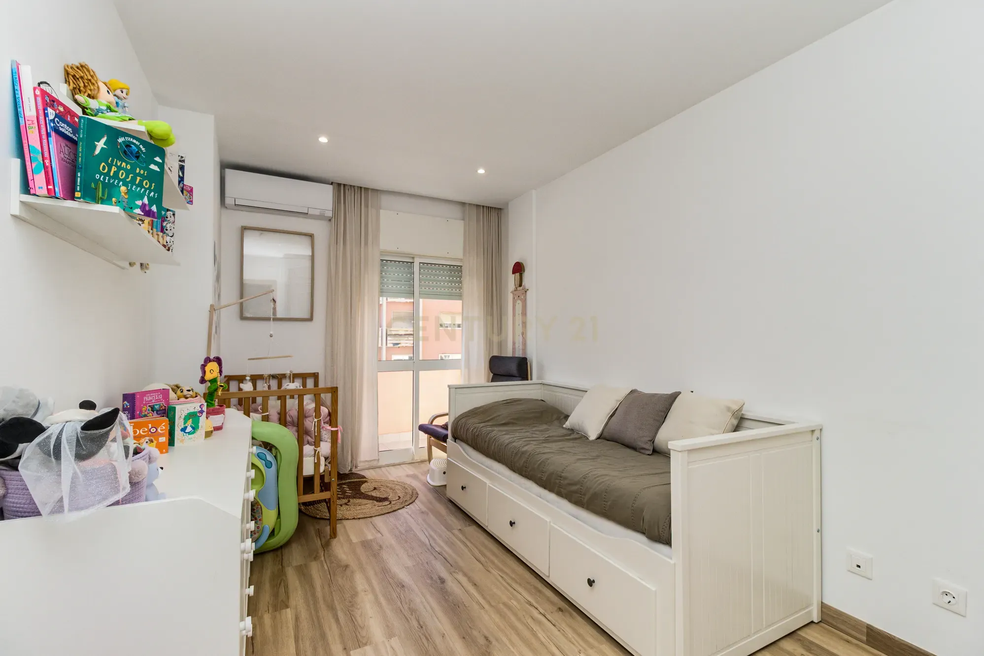 Apartamento T2 remodelado em São Marcos com Varanda e Ar Condicionado - Image 3