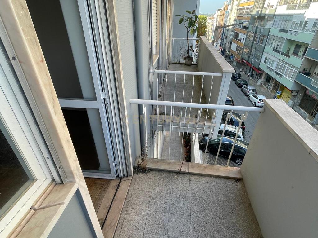 Apartamento T4 em Almada em frente ao metro de superfície! - Image 6