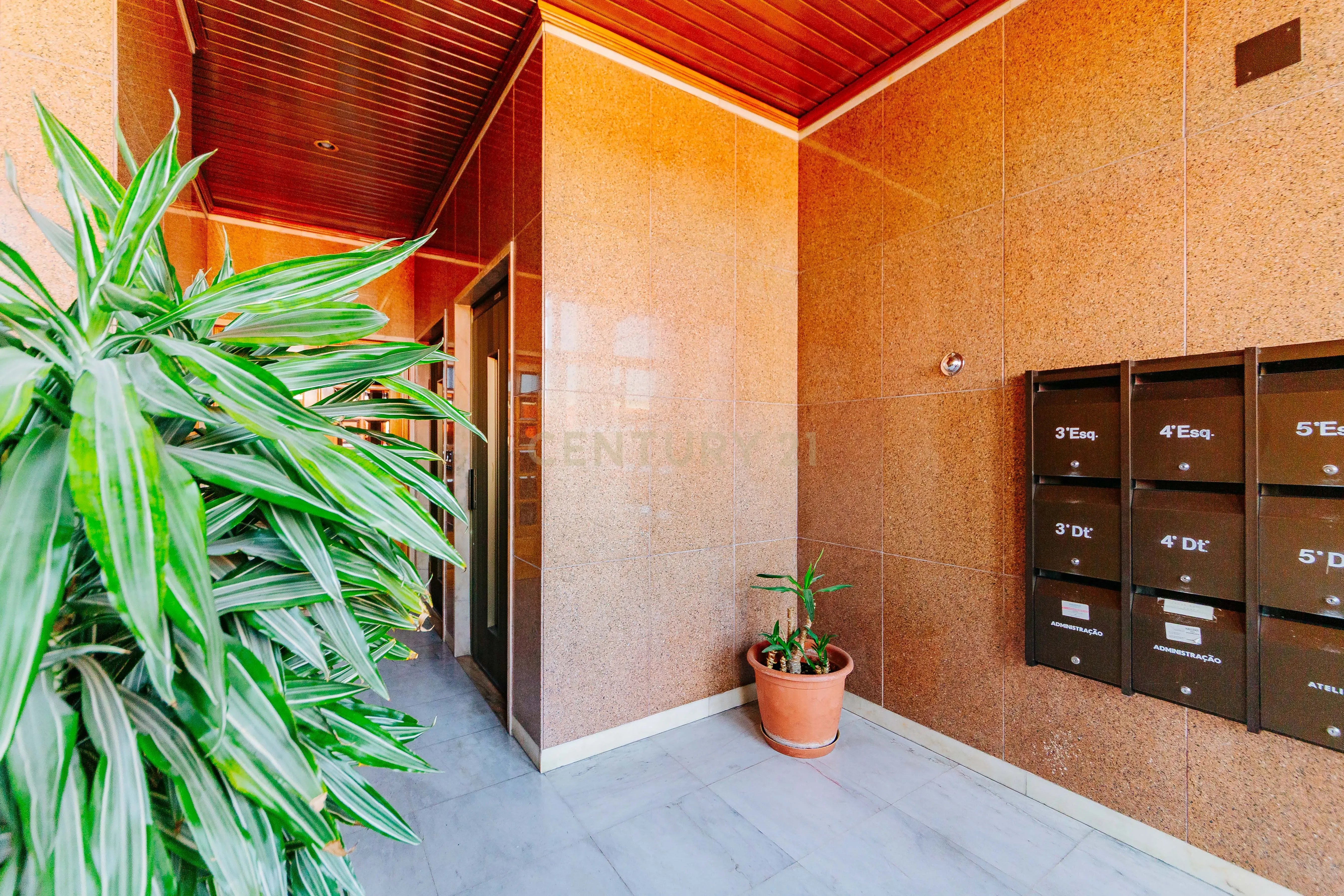Apartamento T3 Renovado com Vista Rio em Santa Apolónia – Viva no Coração de Lisboa - Image 52