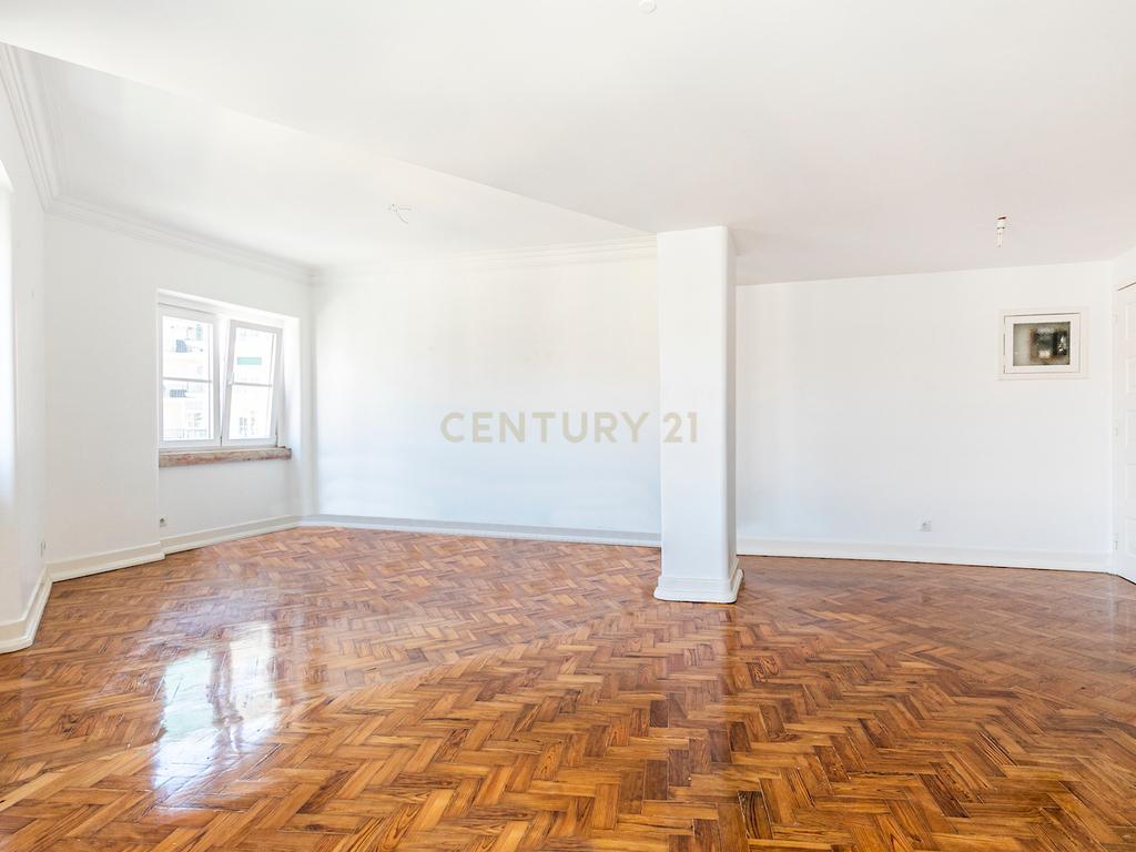 Apartamento T3 renovado para arrendamento na Avenida de Roma com elevador - Image 3