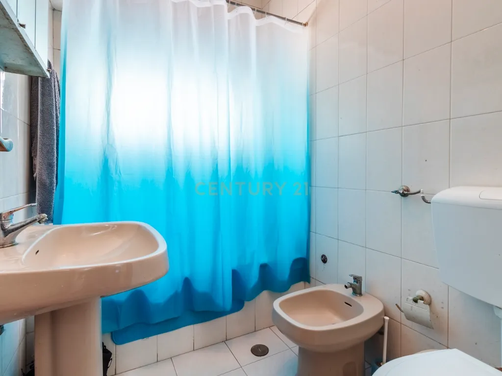 T2 com Potencial no Coração de Cacilhas Prático, Central e com o Charme da Tradição - Image 12